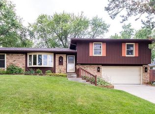 3942 Rolling Hills Dr, Bettendorf, IA 52722