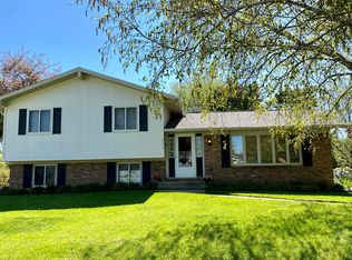 111 White Oak Dr, Lindenhurst, IL 60046