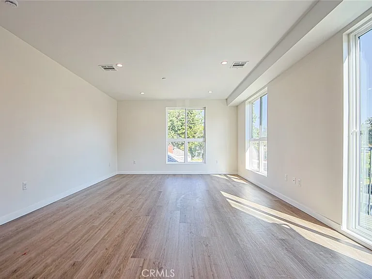 10719 Addison St — Photo 28