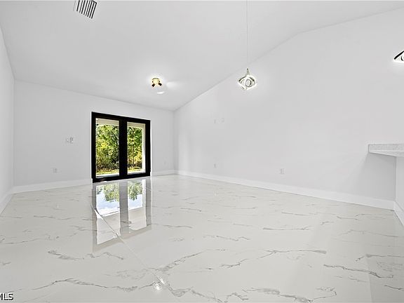 4th image of 1008/1010 Jaguar Blvd