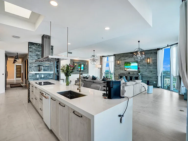 17301 Biscayne Blvd — Photo 17