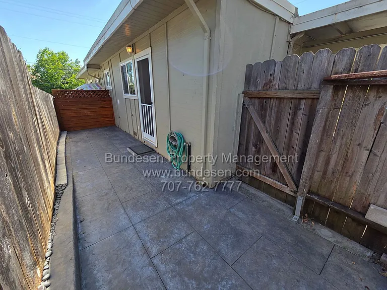 104 Kent St — Photo 8
