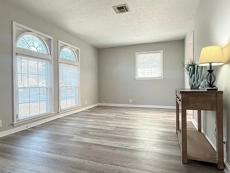 341 N Burbank Dr — Photo 5