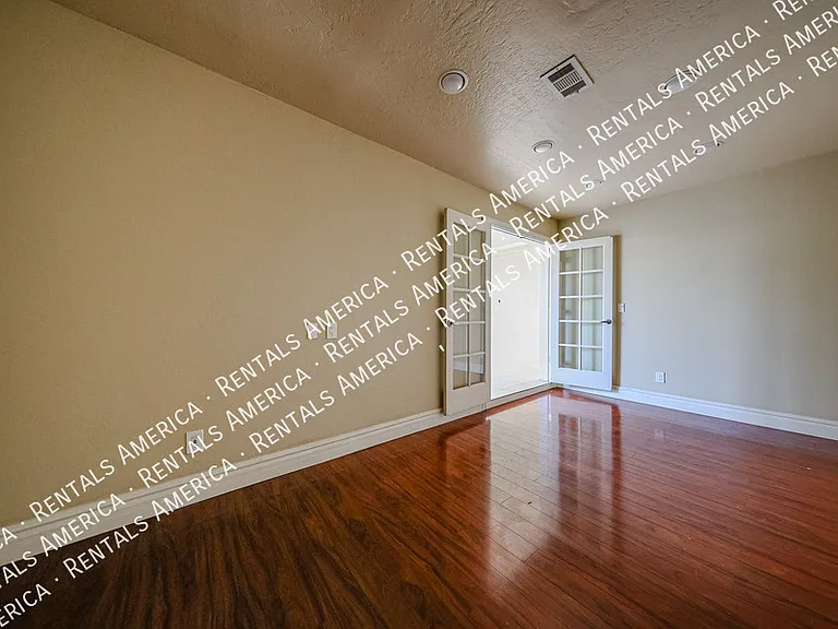 2211 W Olive Way — Photo 34