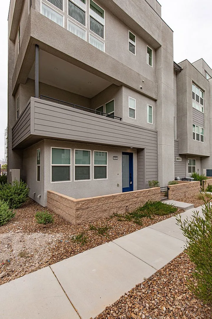 4 bedroom Upscale Townhome — Photo 1