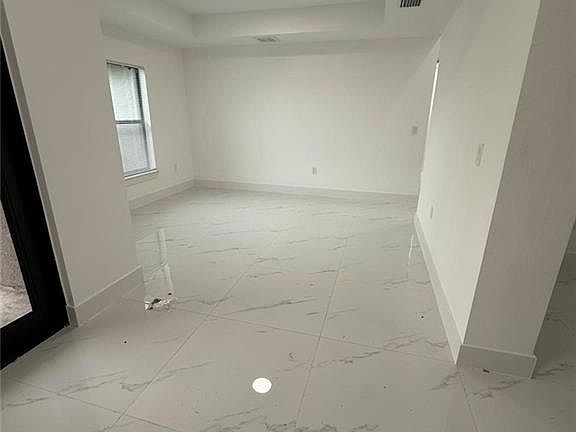 3rd image of 814 Congress AVE