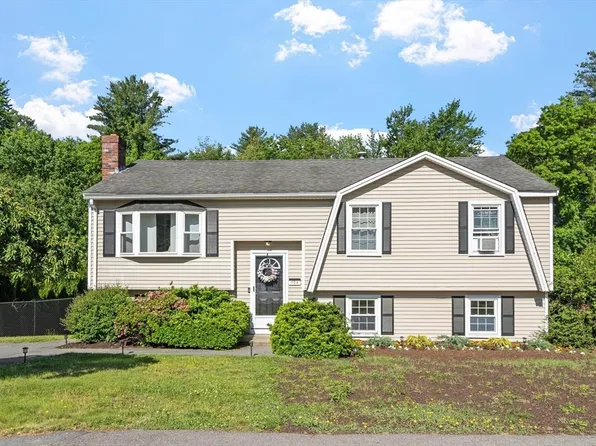 104 Freda Ln, Lowell, MA 01854