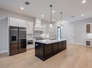 27 Thorpe Ln, Spring, TX 77389