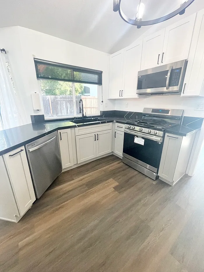 3 bed, 2.0 bath, 1728 sqft, $2,900 — Photo 4