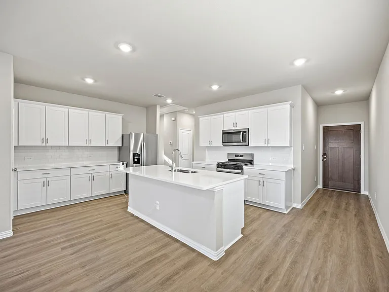 607 Clover Creek Dr — Photo 4