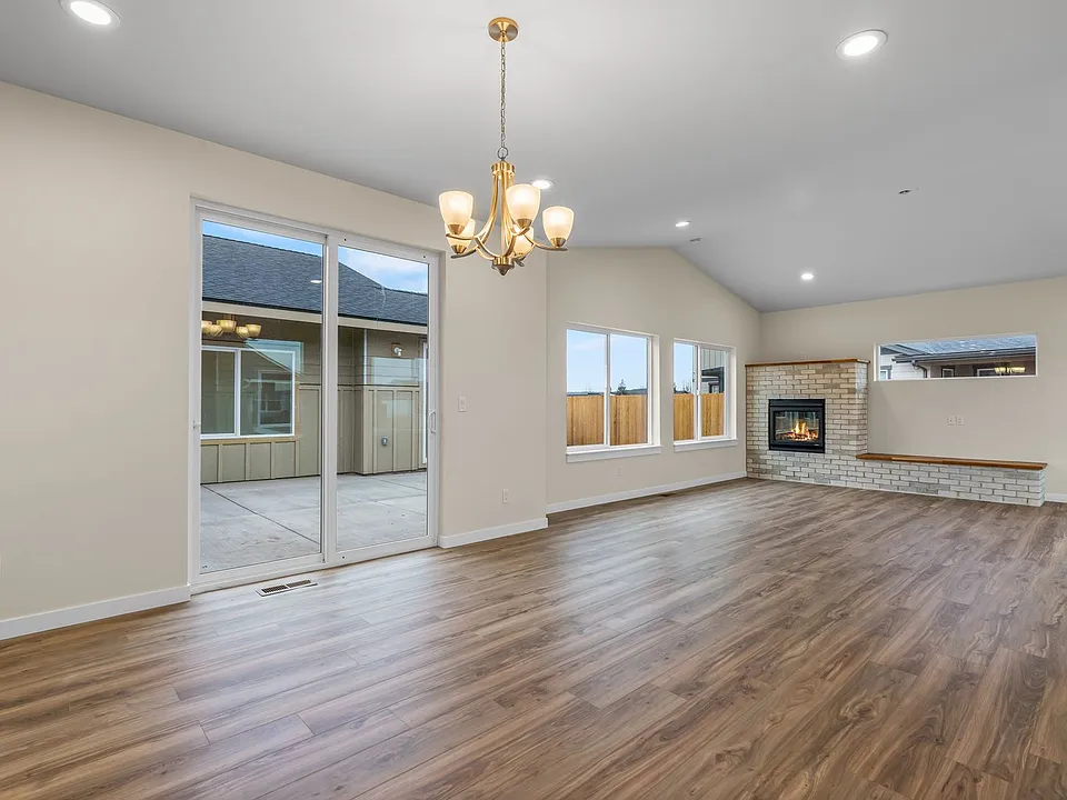 899 NE Discovery Loop