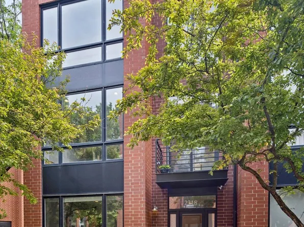 2318 W Wolfram St, Chicago, IL 60618