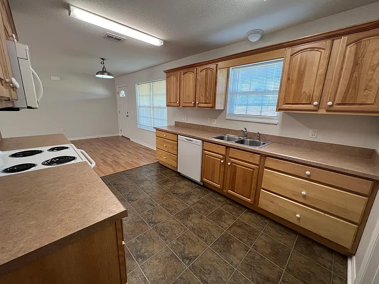 1860 NE Roberts Trl — Photo 5