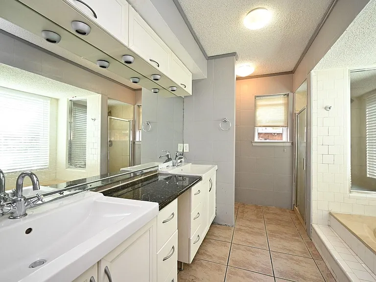 13102 Richmond Ave — Photo 18