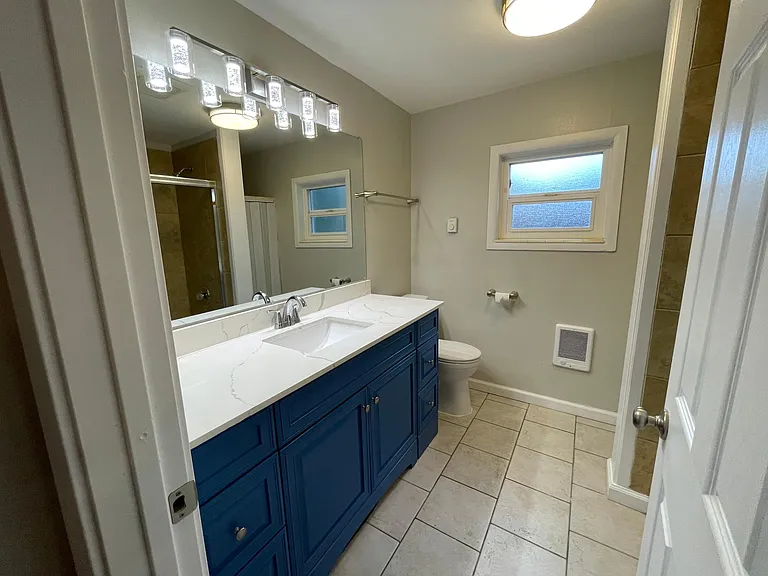 Bathroom, tub on right behind door
Lots of light