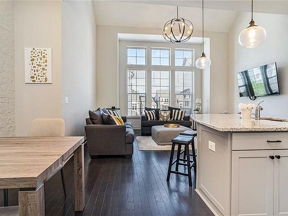 4th image of 1033 SE Kirkland Cir