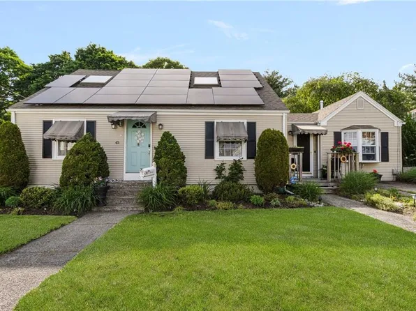 45 Woodhaven Rd, Pawtucket, RI 02861