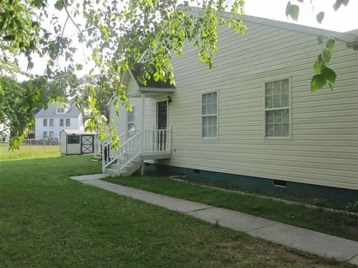 3 bed, 1220 sqft, $2,000 — Photo 3