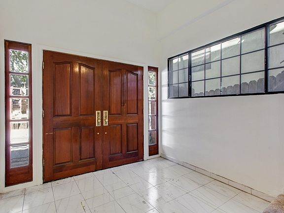 4th image of 8618 Wonderland Ave