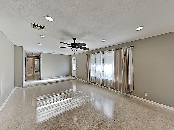 3rd image of 1347 Gleneagles Way