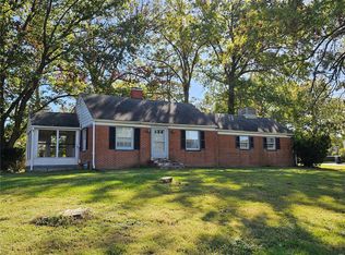 200 W Kinkead Rd, Hillsboro, IL 62049