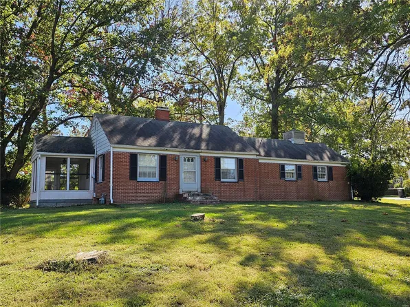 200 W Kinkead Rd, Hillsboro, IL 62049