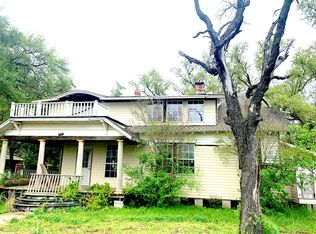 353 W Evergreen St, Uvalde, TX 78801