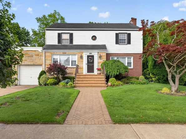 200 Canterbury Gate, Lynbrook, NY 11563