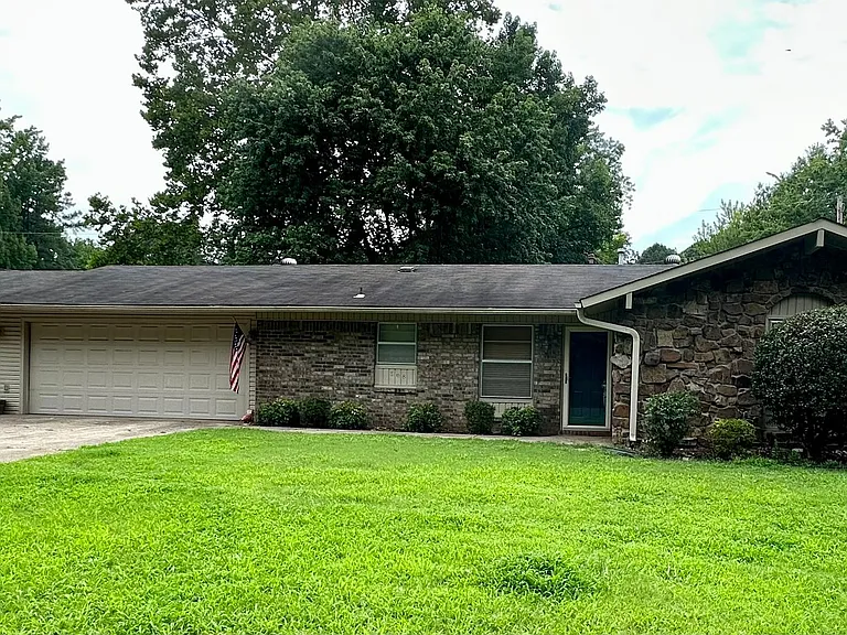 308 S Waco Ave — Photo 1