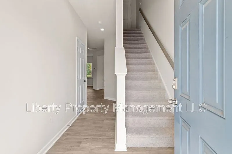 3 bed, 2.5 bath, 1400 sqft, $1,650 — Photo 2