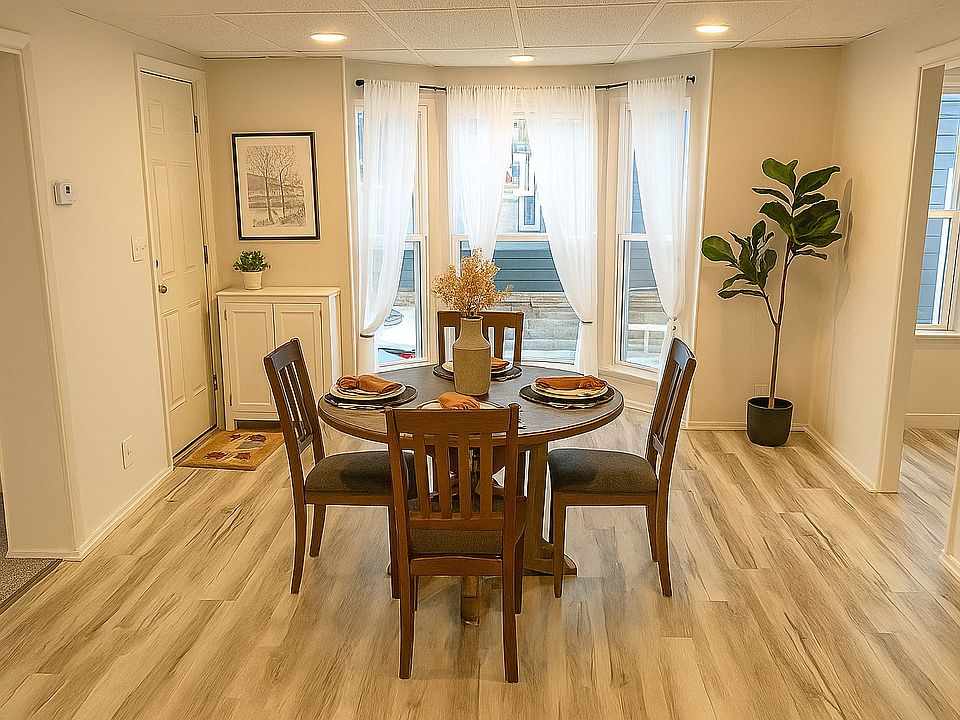AI Staged Dining Room