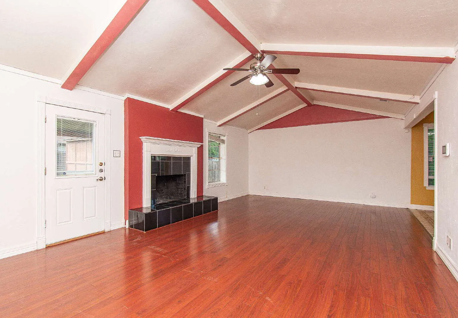 3 bed, 2.0 bath, 1601 sqft, $1,300 — Photo 2