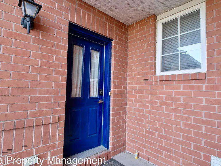 6 Crystal Park Cres #1 — Photo 2