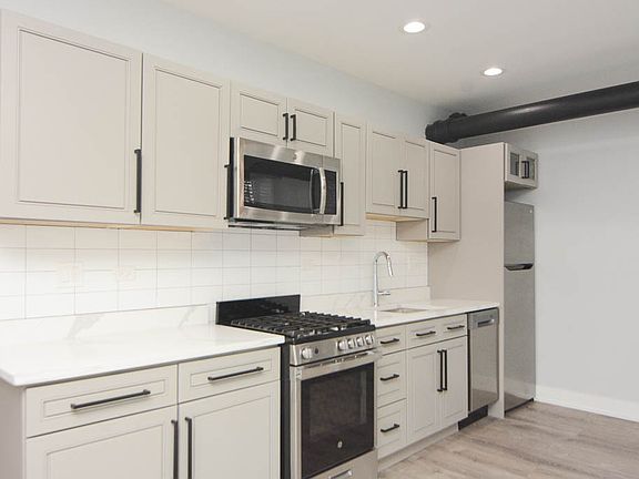 2nd image of 1067 W Glenlake Ave #0