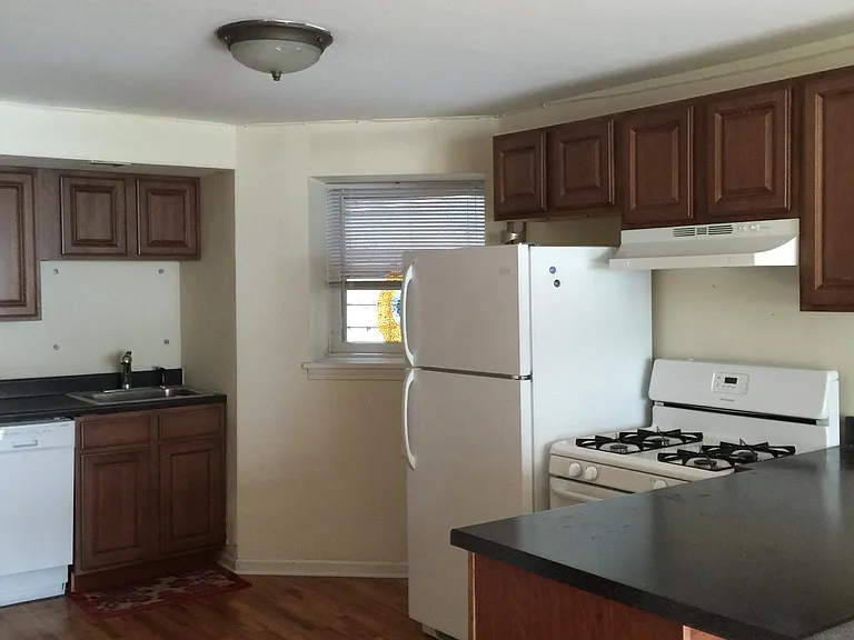 1042 W Webster Ave — Photo 2