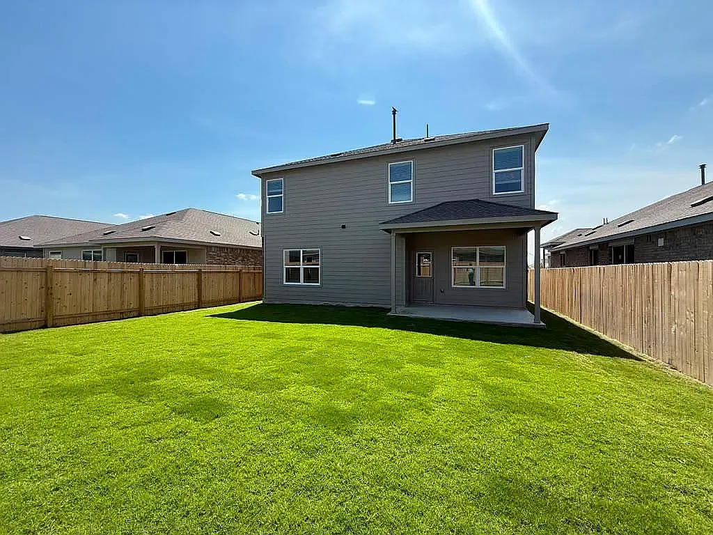 5 bed, 2.5 bath, 2532 sqft, $2,599 — Photo 3