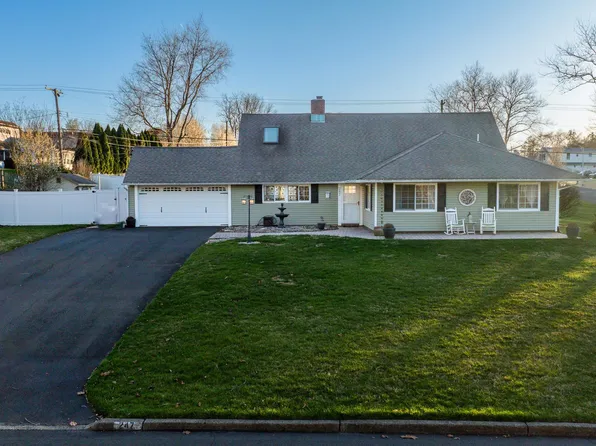 247 Snowball Dr, Levittown, PA 19056
