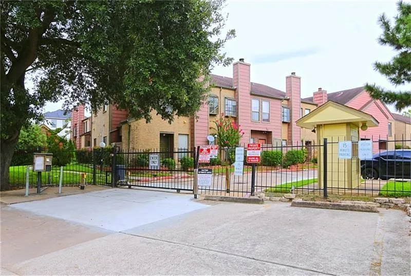 2 bed, 1.5 bath, 988 sqft, $1,400 — Photo 2