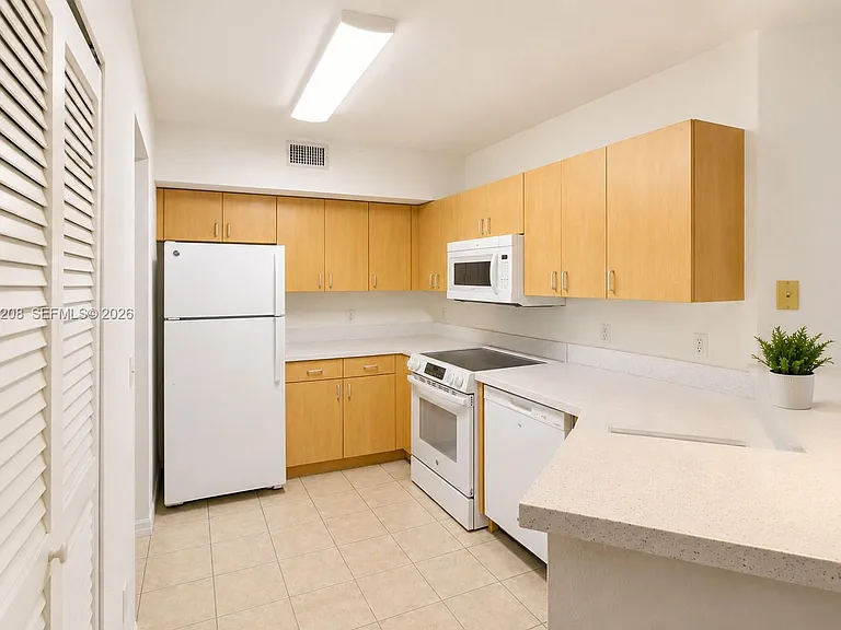 1002 Belmont Ln #1002 — Photo 9