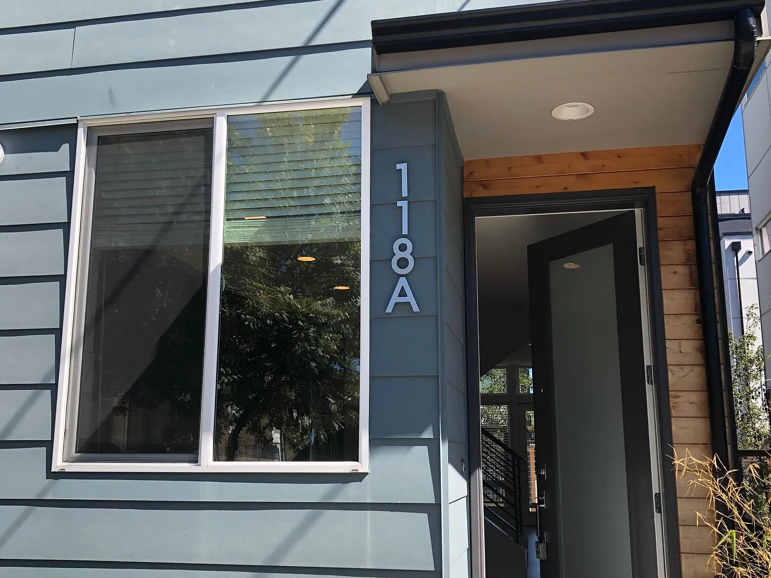 118 20th Ave — Photo 2