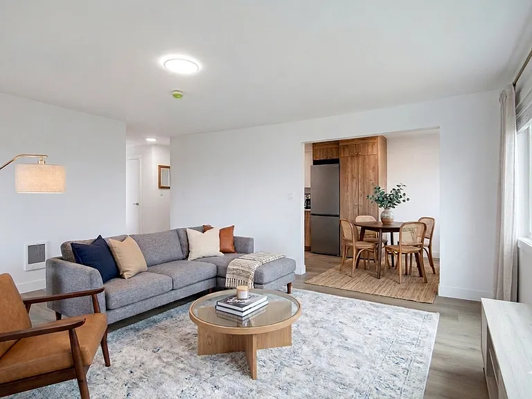 Royal Anne Apartments — Photo 2