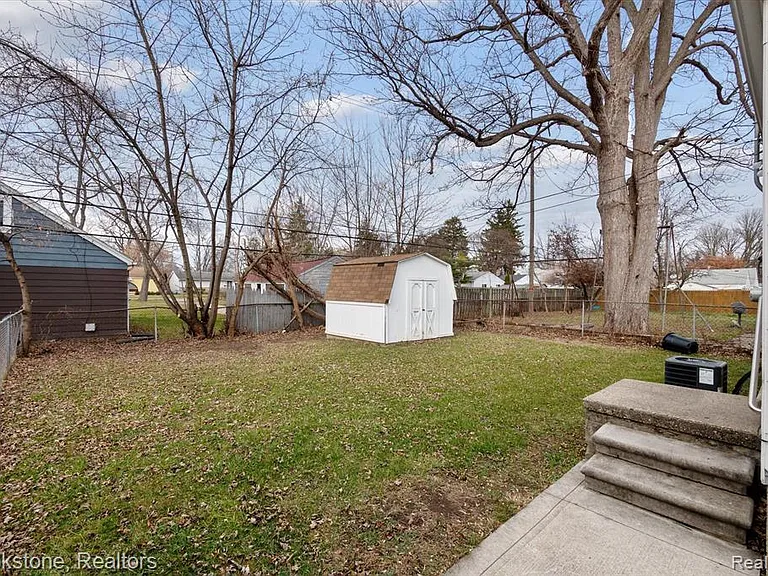 23583 Columbus Ave — Photo 17