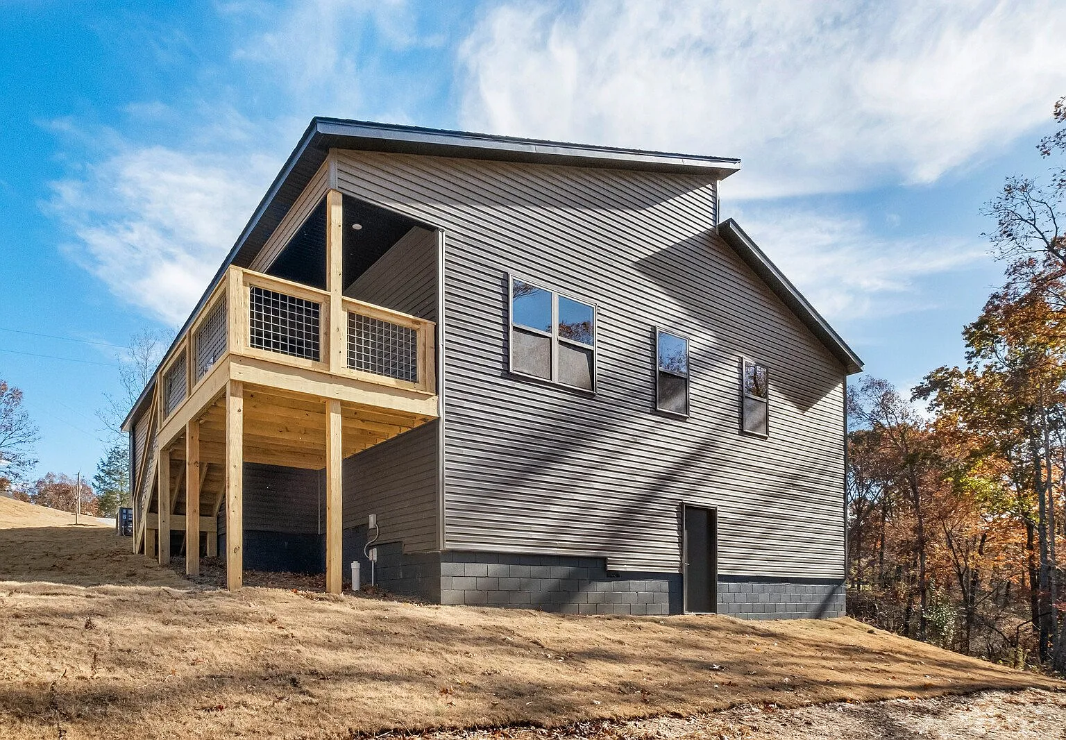 New construction, modern style home, close to NWA bike trails and walmart home office. — Photo 2