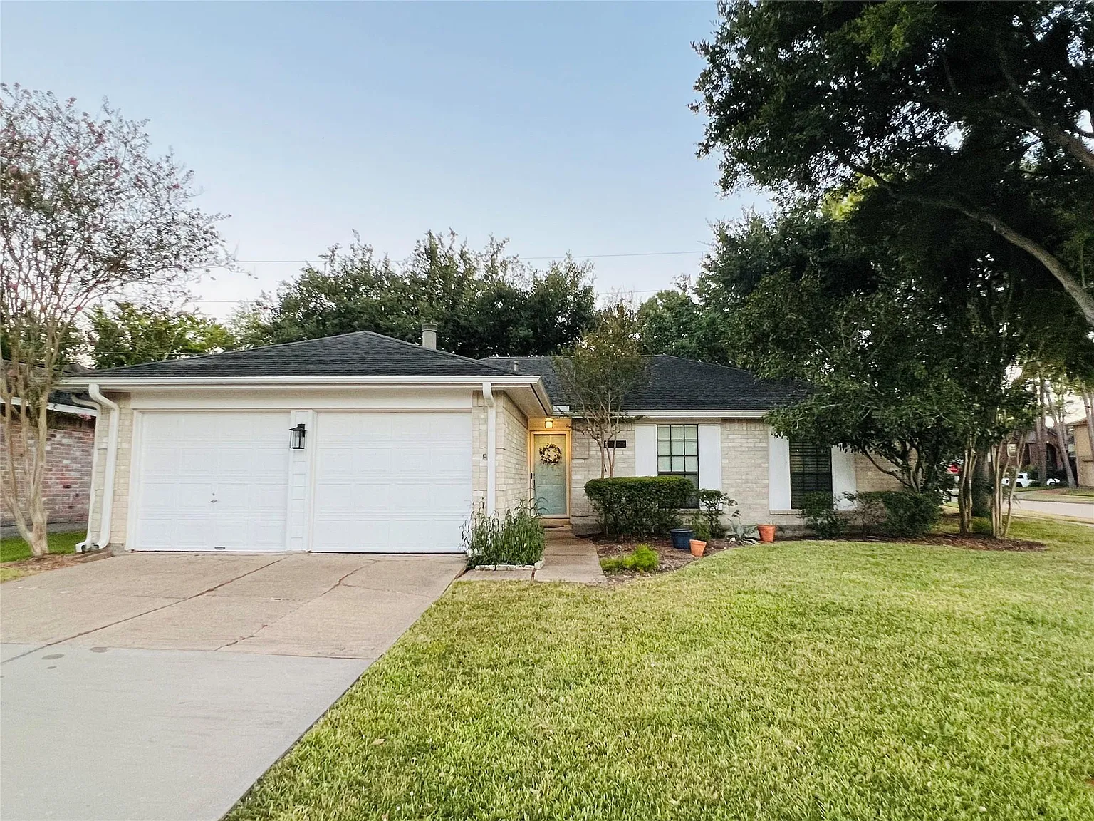 3 bed, 2.0 bath, 1318 sqft, $1,900 — Photo 1