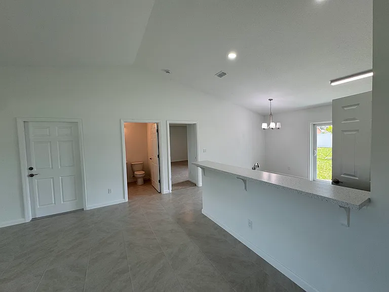 532 SW Buswell Ave — Photo 5