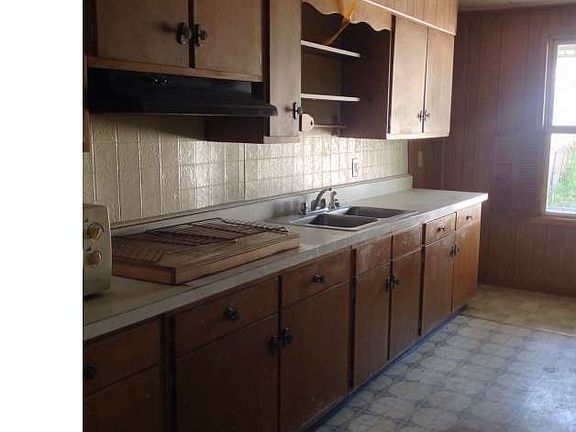 4th image of 448 Sunbury St
