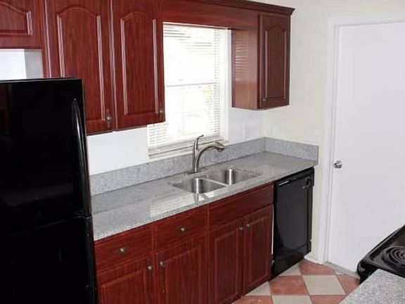 3rd image of 7446 Betty St