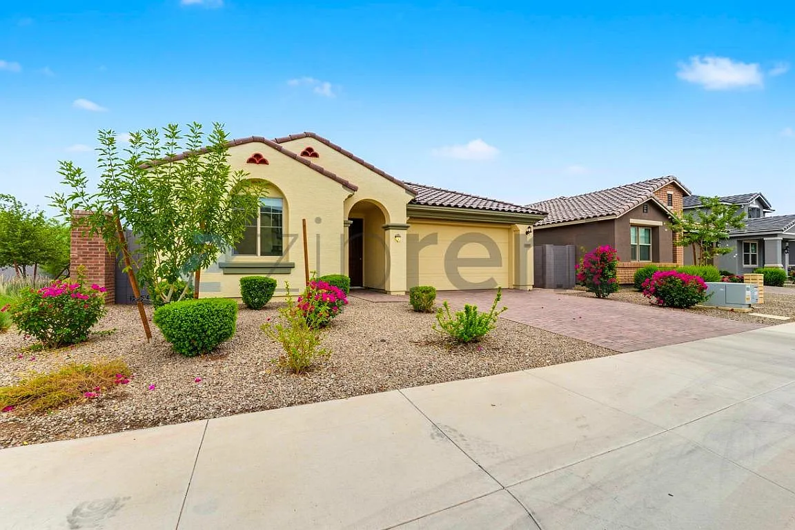 4 bed, 2200 sqft, $2,700 — Photo 2