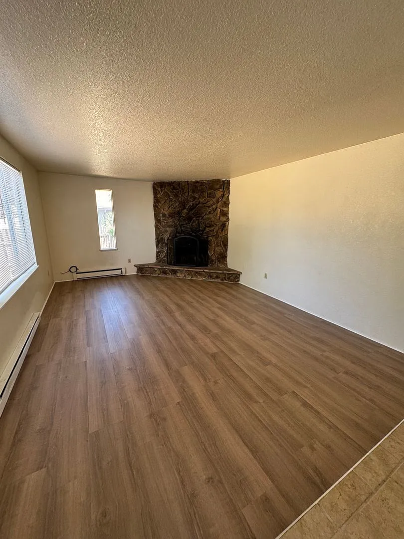 Green area 3 Bedroom 2 Bath with Garage — Photo 3
