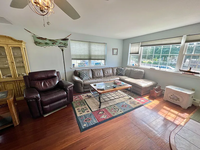 906 E Broadway — Photo 7